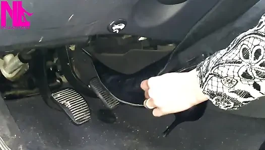 Siyah deri yüksek topuklu çizmelerimi pedalla pompalıyor ve açma