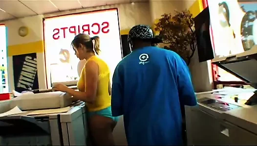 Adrianna Nicole'ün delikleri Shorty'nin kalın şaftına kadar genişletiliyor