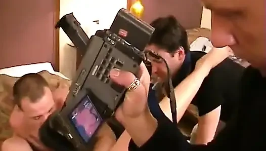 Otel odasında bir sahne oynuyorlar.