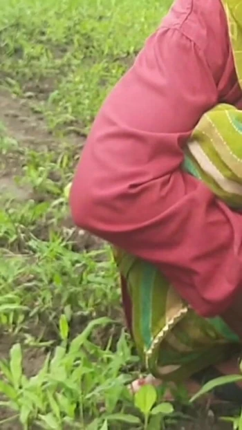 Обязательный для обмена момент из "Моя большая невестка ходит по ферме, трет ее толстую задницу и вставляя в нее пальцы"