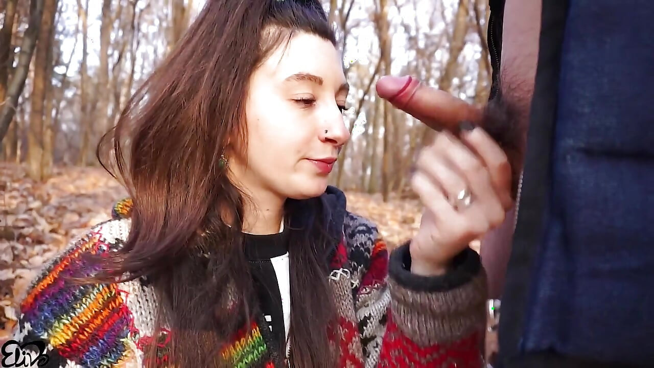 Ormanda (yutma ile) kıllı bir yarağa sert sakso