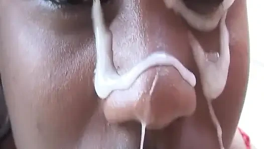 Olgun orta yaşlı seksi kadın büyük yüze boşalma ile her yere boşalıyor