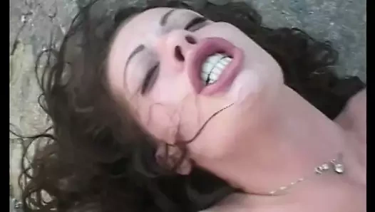 Esmer sarışın derin boğaz horoz izlerken sert anal yapar ve yüz almak