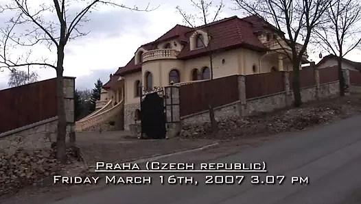 Bir üçlü ile iki orospular sikme ile bir porno mühür