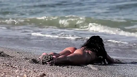 Seksi lezbiyenler duşta azıyor ve sikişiyor