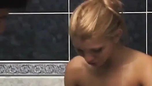 Sevimli sarışın hatun sert bir anal sikişten sonra yüzüne boşalma