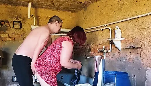 Bir köylü fahişesini ahırda çamaşır yıkadığı yerde siktim