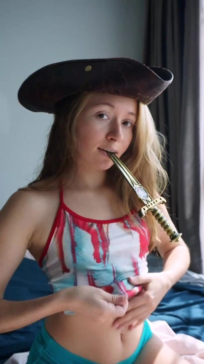 Genç bir kız küçük göğüsleriyle flört etmeyi seviyor