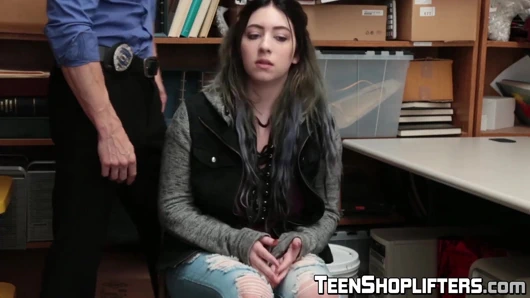 horoz yiyen shoplifter amilia oniks seviyor onu ceza