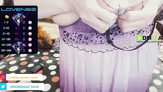 Kraliçe Sarah'ın ateşli göğüsleri çığlık atıyor ve sonra sütü dışarı çıkıyor!