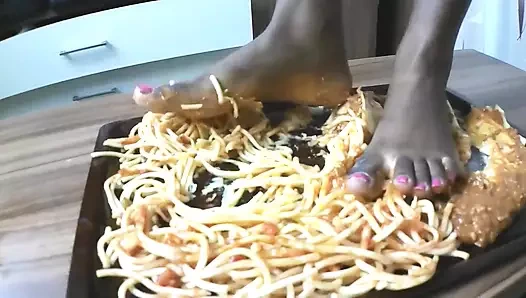 İtalyan köle yemeğini alıyor: spagetti ve siyah zenci ayaklı lazanya!