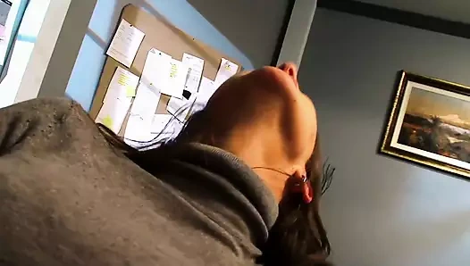 Rachel Roxxx patronu emiyor ve ıslak amcığıyla derinden sikiliyor