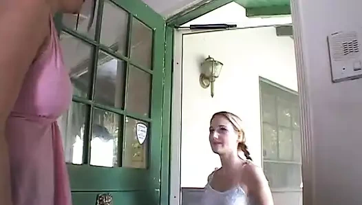 Olgun kadın sikişmesi için ona büyük bir yarak alıyor