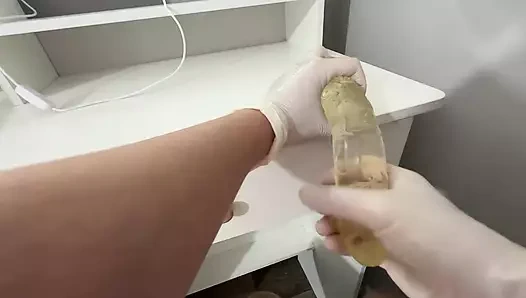 Tıbbi beyaz eldivenlerle yağlı ellerle dildoya mastürbasyon yapıyorum