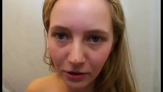 Sarışın kız büyük bir yarakla sert sikişten sonra döl yiyor