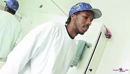 Duş sırasında seks oyuncakları kullanmak büyük zenci yarağını arzu eden zenci için yeterli değil