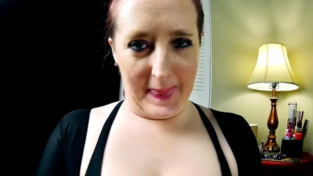 Orta yaşlı seksi kadın yarak emiyor ve yüzüne boşalana kadar sikişiyor