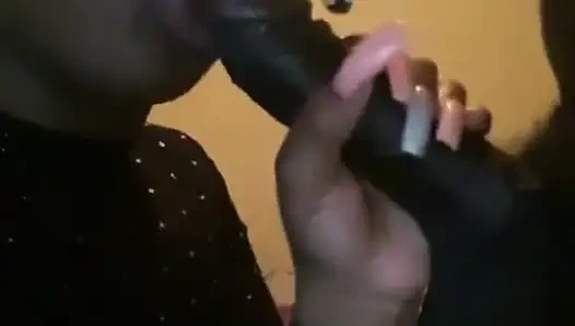 Üvey babam bizimle taşındı ve gece geç saatlerde biraz eğleniyoruz