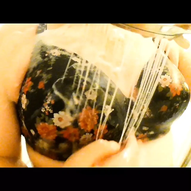 Duşta aşınmış sütyen speedo mayo temizliyor