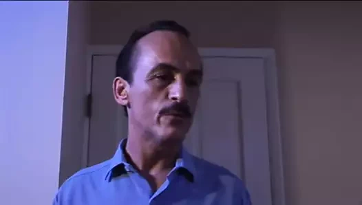 Tatlı genç pop tarafından baştan çıkar, sonra ıslak, vahşi kafa verir