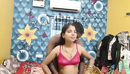 Hintli ateşli çift yeni evli ilk gece Hintçe seks videosunda sikişiyor