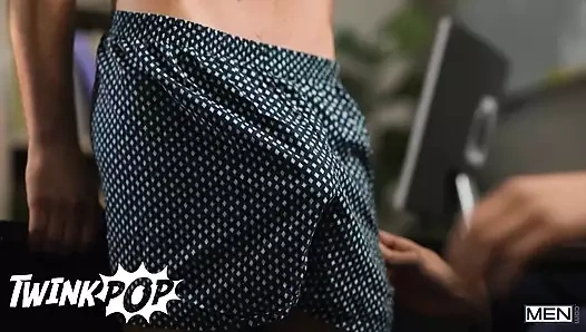 Devy, sikini götüne sokmadan önce Ryan Bailey'e tahta kürekle bir ders veriyor - twinkpop