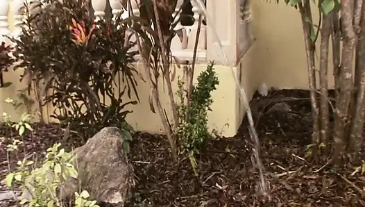 Chanel bahçıvanın yarağını büyütüyor