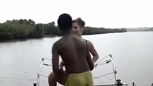 Almanya'dan sevimli hatun teknede sikiliyor