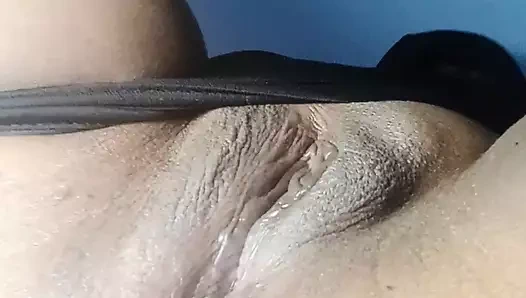 Vibratörle tüm deliği oynuyor, göt sikişi