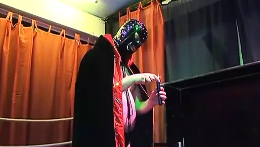 Maskeli çekici Alman sürtük bdsm üçlü sekste sikiliyor