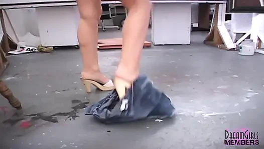 Üniversite sanat sınıfında çıplak oynuyor
