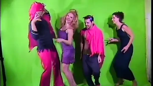 Porno çekerken biraz eğleniyor