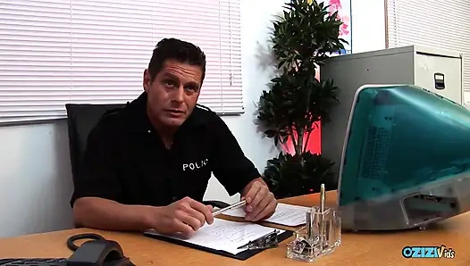 İri göğüslü sarışın sürtük azgın bir polis tarafından sikiliyor