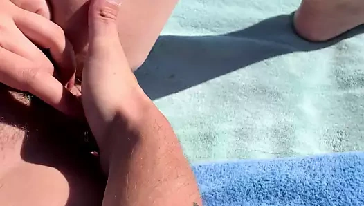 Abcb - kamu plajında ​​tüylü kedi parmaklıyor