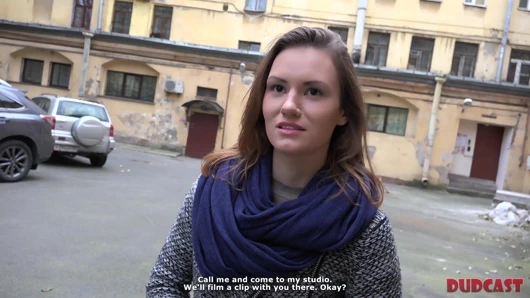 Güzel kız sözde ajan ile harika seks kandırdı