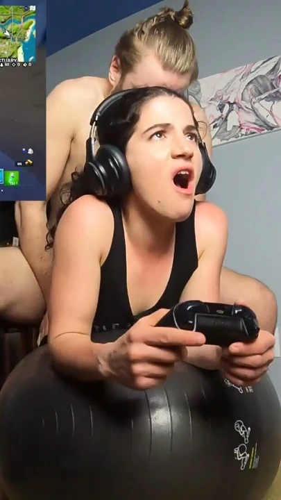 Oda Arkadaşı Gamer Orospu Vanessa Cliff'i Fortnite Oynarken Sikiyor - Cliff Media | Bölüm 1