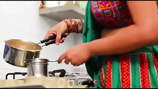 Ghar aaye gust ko sıcak nokrani ne aapne dhodh pilaye