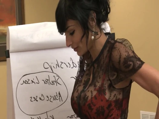 Genç erkek avcısı sahne 3: büyük memeli esmer orta yaşlı seksi kadın öğrencisiyle sikişiyor