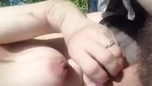 Doğada evli bir fahişeden oral seks