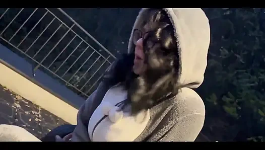 Dışarıda eksi sıcaklık olduğunda gece sigara içiyor