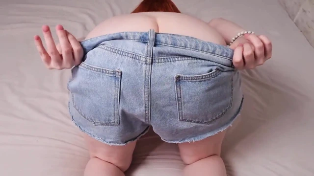 Üvey baba 18 yaşındaki minyatür üvey kızının yüzünü bitirdi ve onu sikmeye devam etti