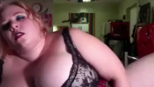 Bbw retro giyinmiş oynama ile ona kedi