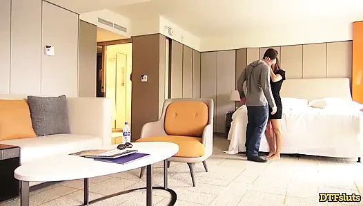 Dtfsluts - ava addams ağrıyan amcığını doldurmak için kalın, sert bir yarak alıyor.