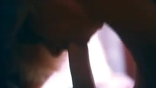 Klasik kısa saçlı sarışın orta yaşlı seksi kadın