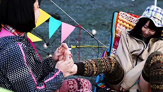 Saku Kurosaki'nin terli ayak parmakları Fuka Nagano'nun dilinde. O tat seni takıntı haline getiren. Şimdi başka ne koklamak istiyorsun?