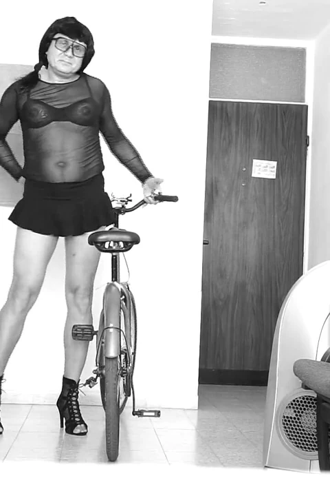Travesti bisiklette hazır