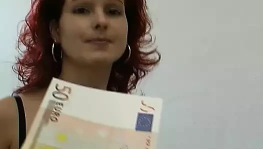 Güzel alman kızıl saçlı oynama ile ona favori seks oyuncak