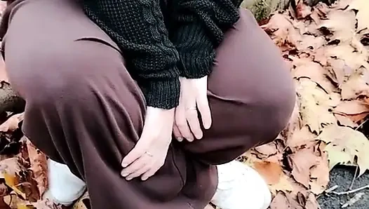 Üvey annem şeffaf bir tişörtle yürüyor.
