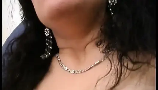 İri göğüslü maskeli esmer kadının bacakları havada sikiliyor