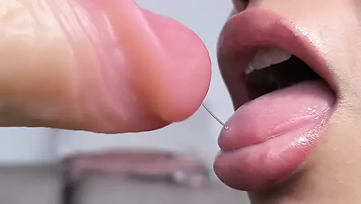 Salyalar akıyor ve dudak emiyor (çok yakın geliyor) ASMR